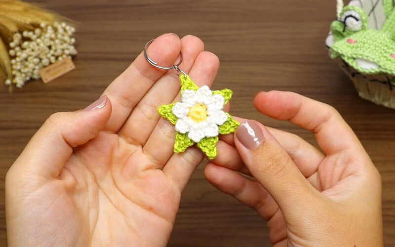 jnycroche, croche, como fazer crochê, crochê para iniciantes, flor de crochê infantil, flor de crochê simples, flor de crochê passo a passo, flor de crochê para aplique, flor de crochê para aplicação fácil, florzinha de crochê simples, florzinha de crochê para aplicação passo a passo, crochê com sobras de linhas, o que fazer com sobras de linha de crochê,