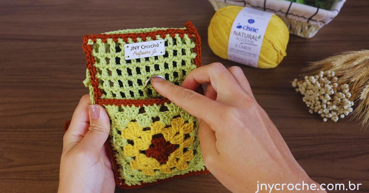 jnycroche, Bolsa de crochê fácil e rápida, Bolsa de crochê simples, Bolsa de crochê passo a passo, Bolsa de crochê quadrada, Bolsa de crochê fácil e rápida, Bolsinha de crochê infantil, Bolsinha de crochê para celular, Bolsinha de crochê fácil, Bolsinha de crochê passo a passo, Bolsa de crochê pequena, Bolsinha de crochê, Bolsa pequena para celular, Bolsa de crochê pequena, Bolsinha de crochê para celular, quadrado de crochê, quadradinho de crochê, square de crochê, módulo de crochê, Crochê para iniciantes, Passo a passo de crochê, Artesanato com crochê, DIY crochê, Presentes de crochê, Tutorial de crochê,