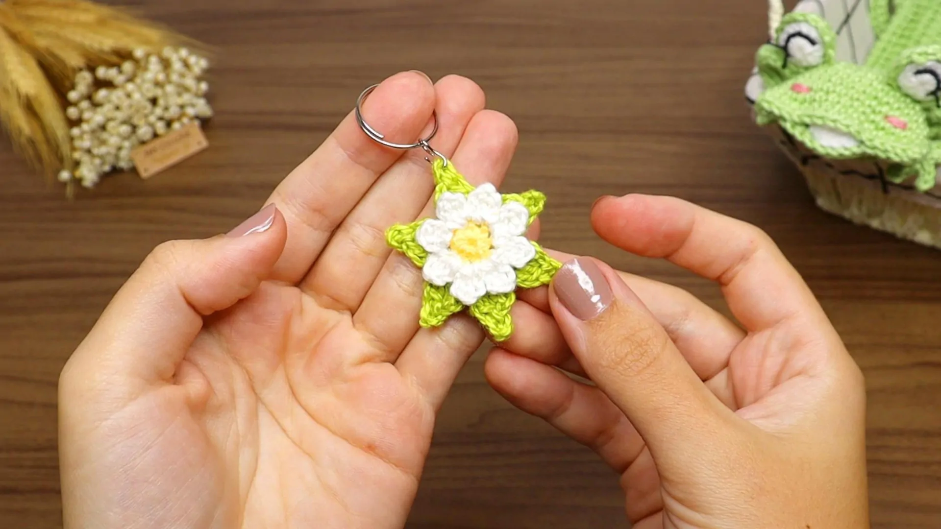 FLORZINHA DE CROCHÊ COM SOBRAS DE LINHAS SIMPLES PASSO A PASSO